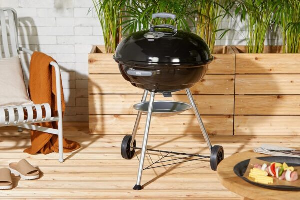 Barbacoa de carbón en terraza de madera