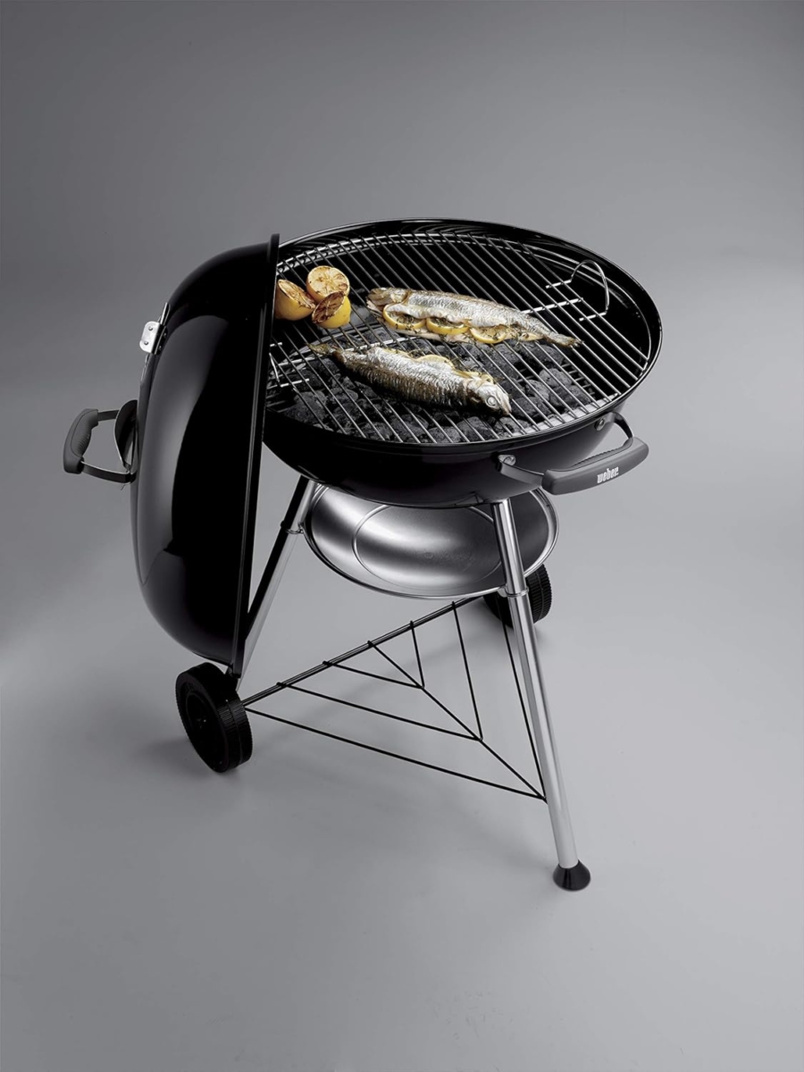 Parrilla con pescado asado y papas al carbón.
