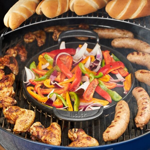 Parrilla con verduras, salchichas y pan.