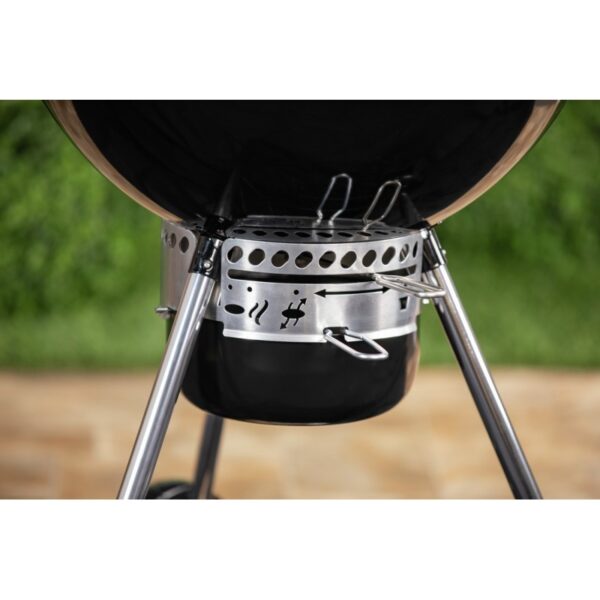 Base de barbacoa de carbón con ajustes de ventilación.