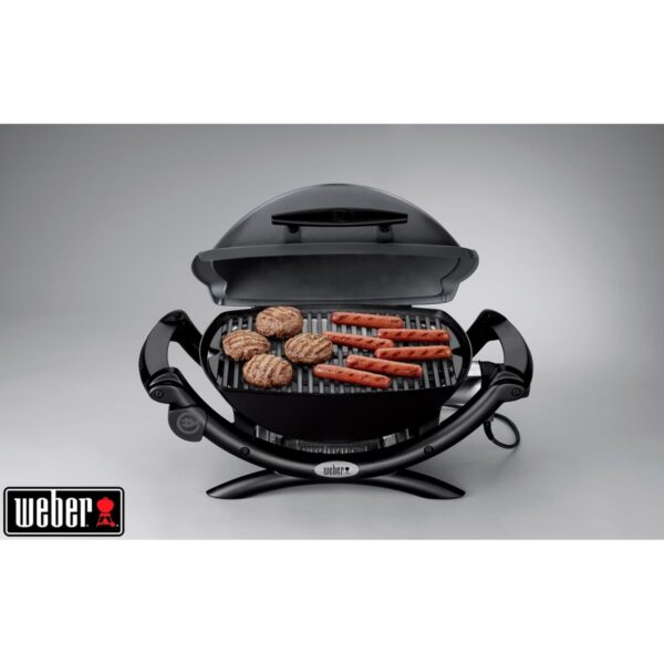 Parrilla eléctrica Weber con salchichas y hamburguesas.