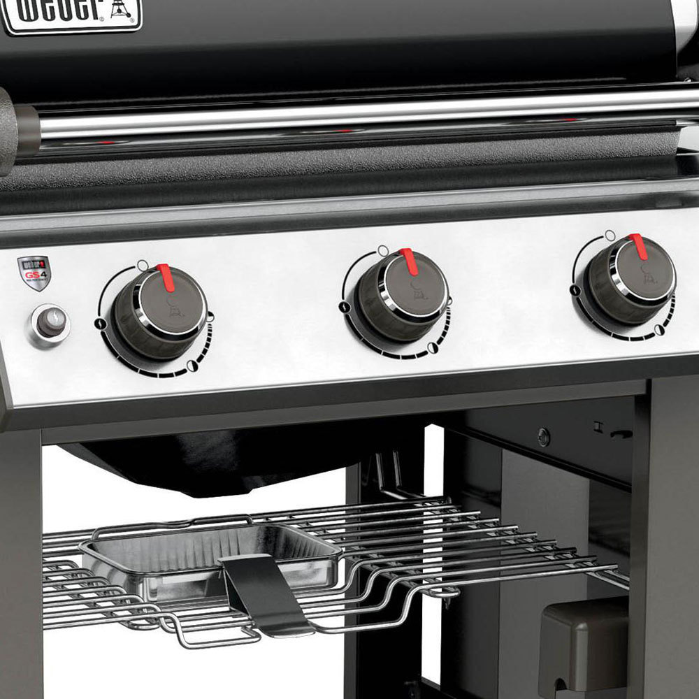Parrilla de gas con tres perillas de control.