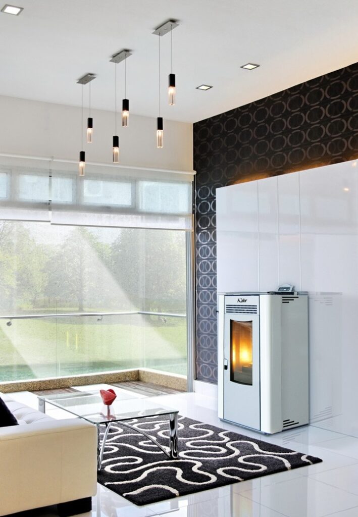 Salón moderno con estufa de pellets y decoración elegante.