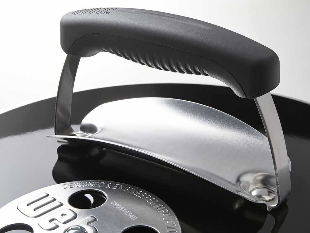 Asa de barbacoa negra y plateada.