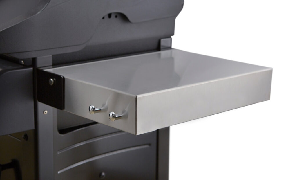 Mesa plegable de acero inoxidable en cocina industrial.