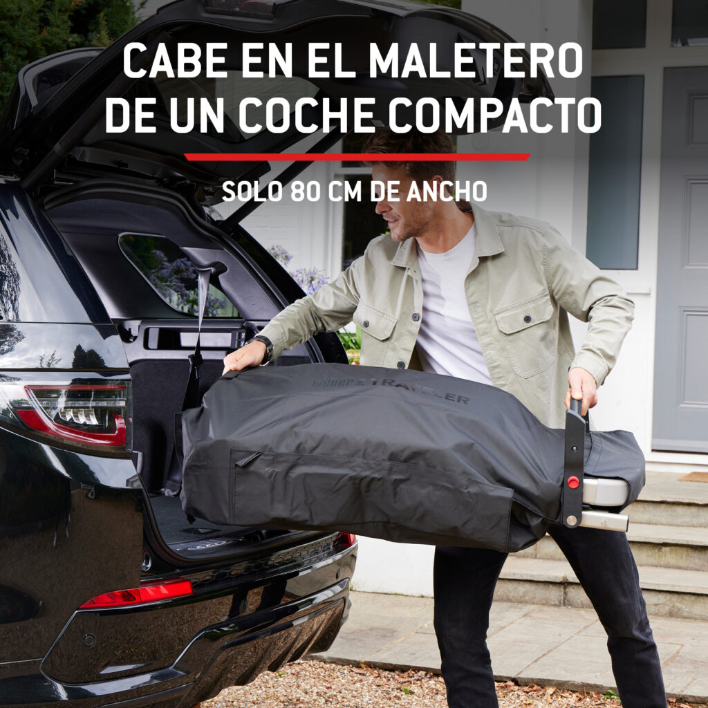 Hombre guardando carrito plegado en maletero compacto