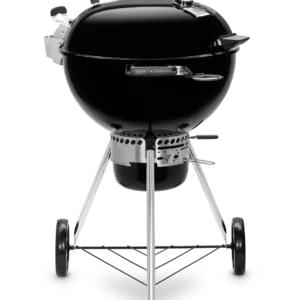 Parrilla de carbón negra con ruedas y tapa.