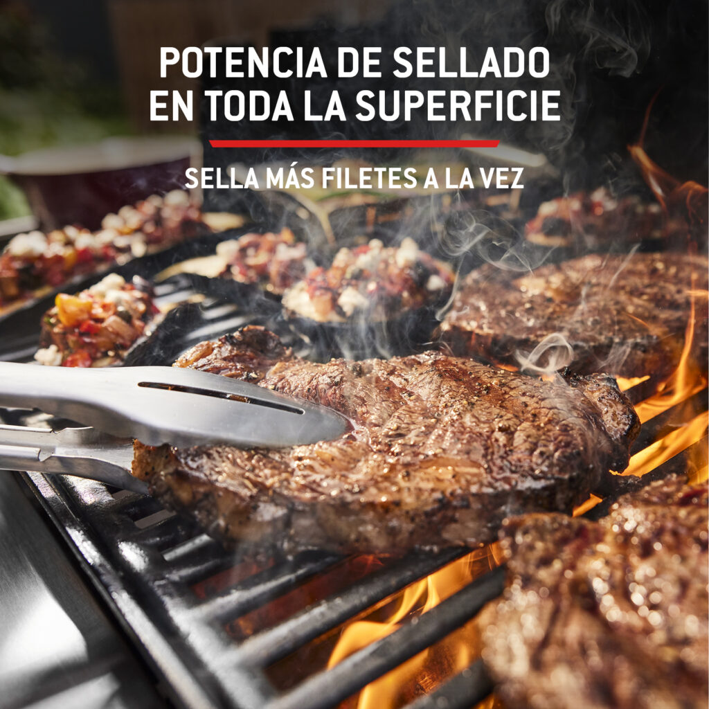 Filetes sellándose en parrilla con llamas