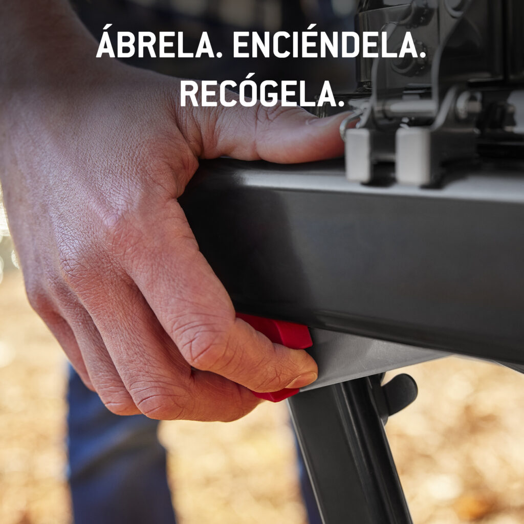 Mano accionando palanca roja en dispositivo metálico