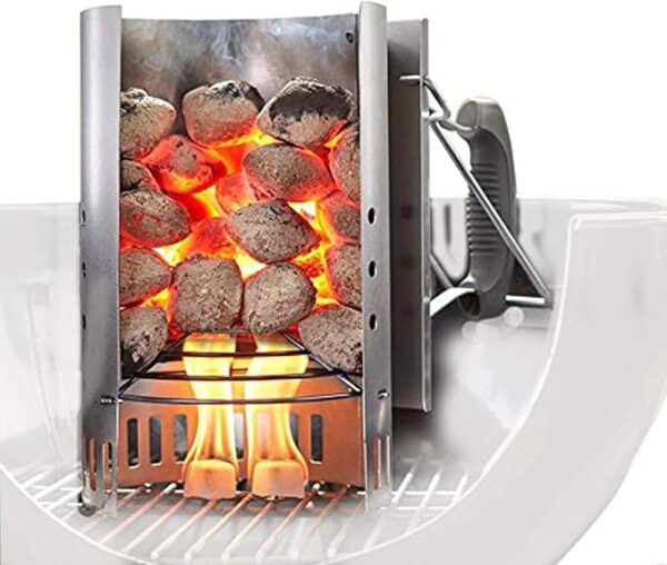 Barbacoa con briquetas encendidas y chimenea.