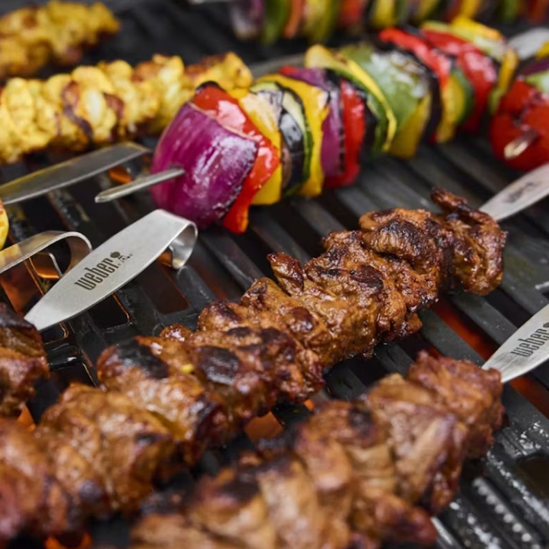Brochetas de carne y verduras asadas a la parrilla