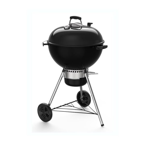 Parrilla de carbón negra con ruedas metálicas.