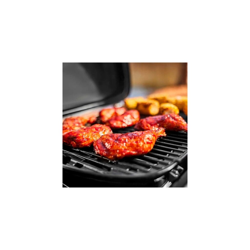 Pollo a la barbacoa en parrilla encendida.