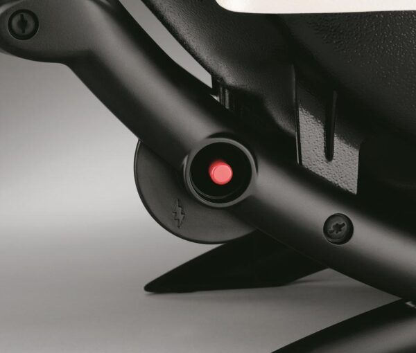 Detalle de botón rojo en silla negra