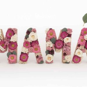 Letras MAMA decoradas con flores rosadas y blancas.
