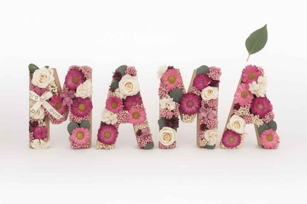 Letras MAMA decoradas con flores rosadas y blancas.