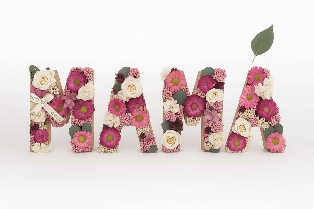 Letras MAMA decoradas con flores rosadas y blancas.