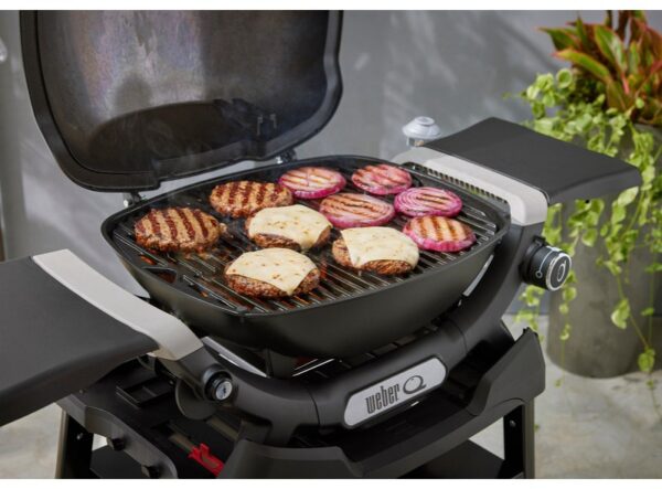 Hamburguesas y cebollas a la parrilla Weber