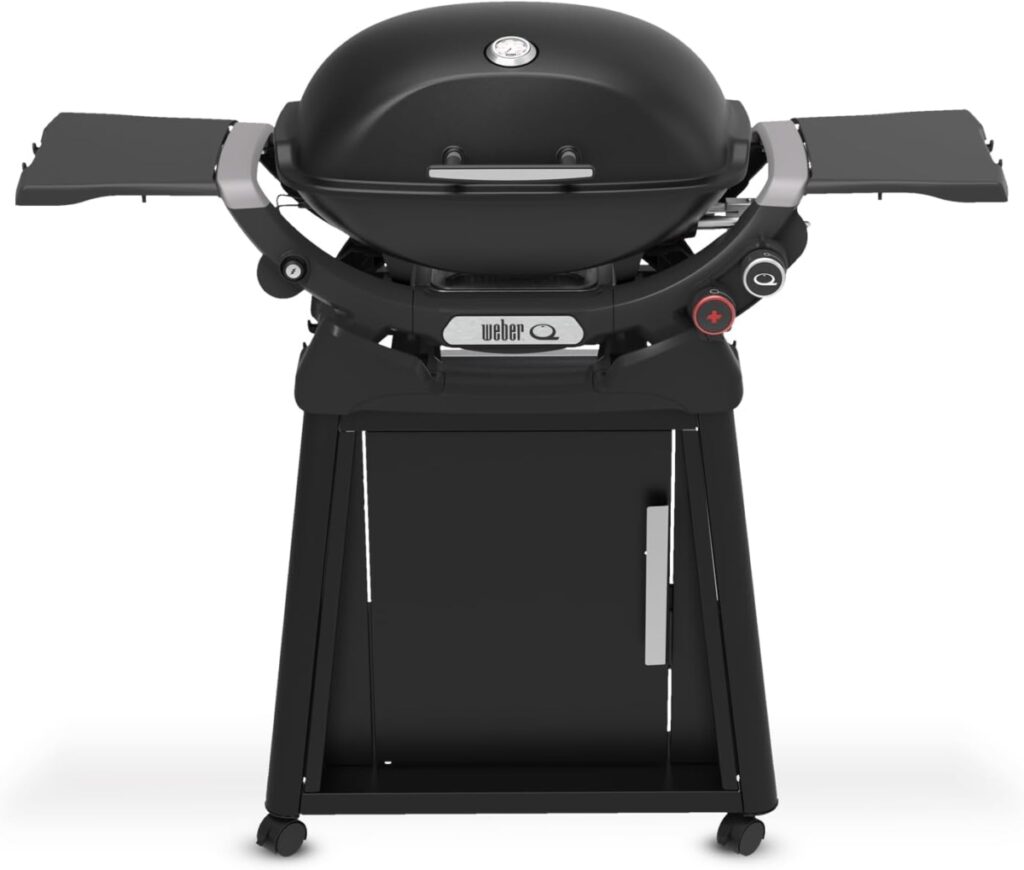 Barbacoa portátil negra con estantes laterales.