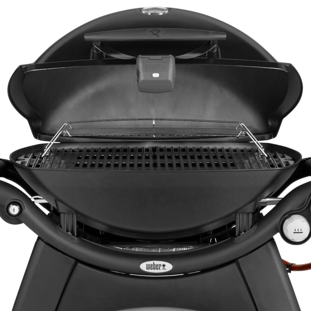 Parrilla de gas Weber abierta, lista para asar.