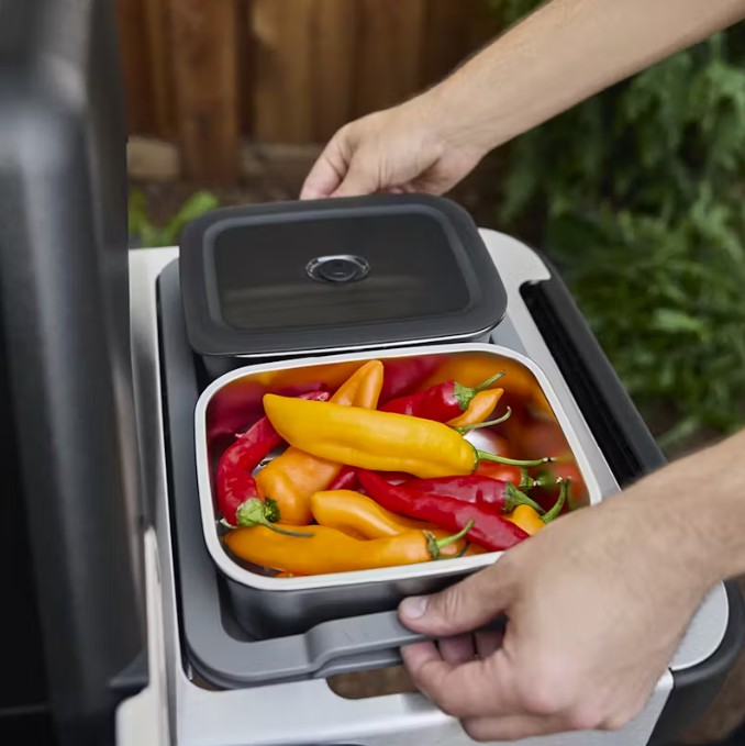 Pimientos de colores en recipiente metálico con tapa.