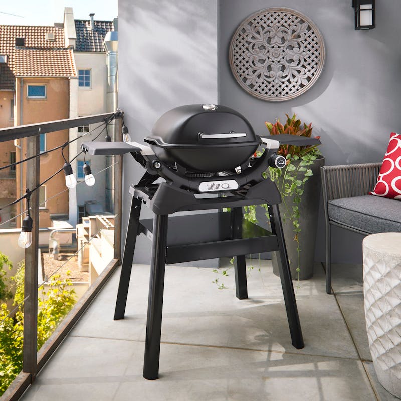 Barbacoa en balcón moderno con decoración.