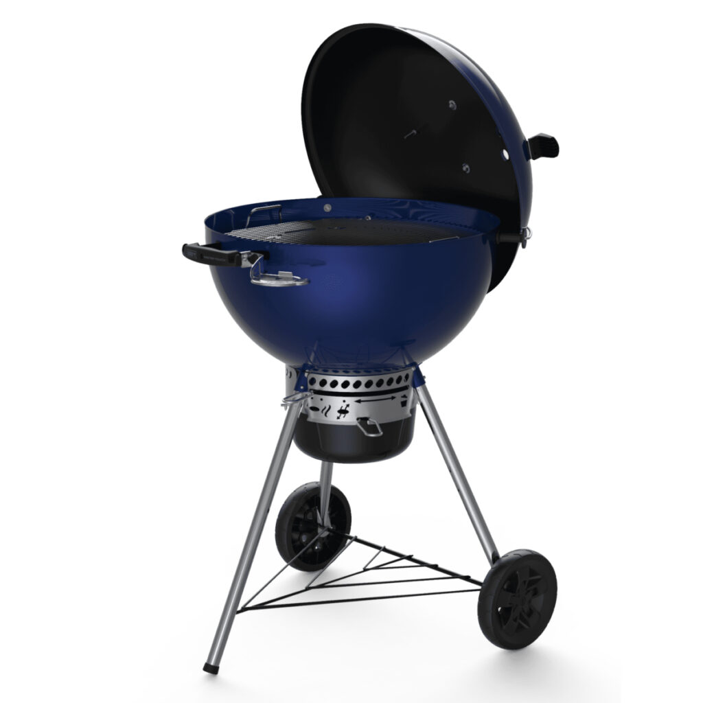 Barbacoa de carbón azul con tapa abierta.