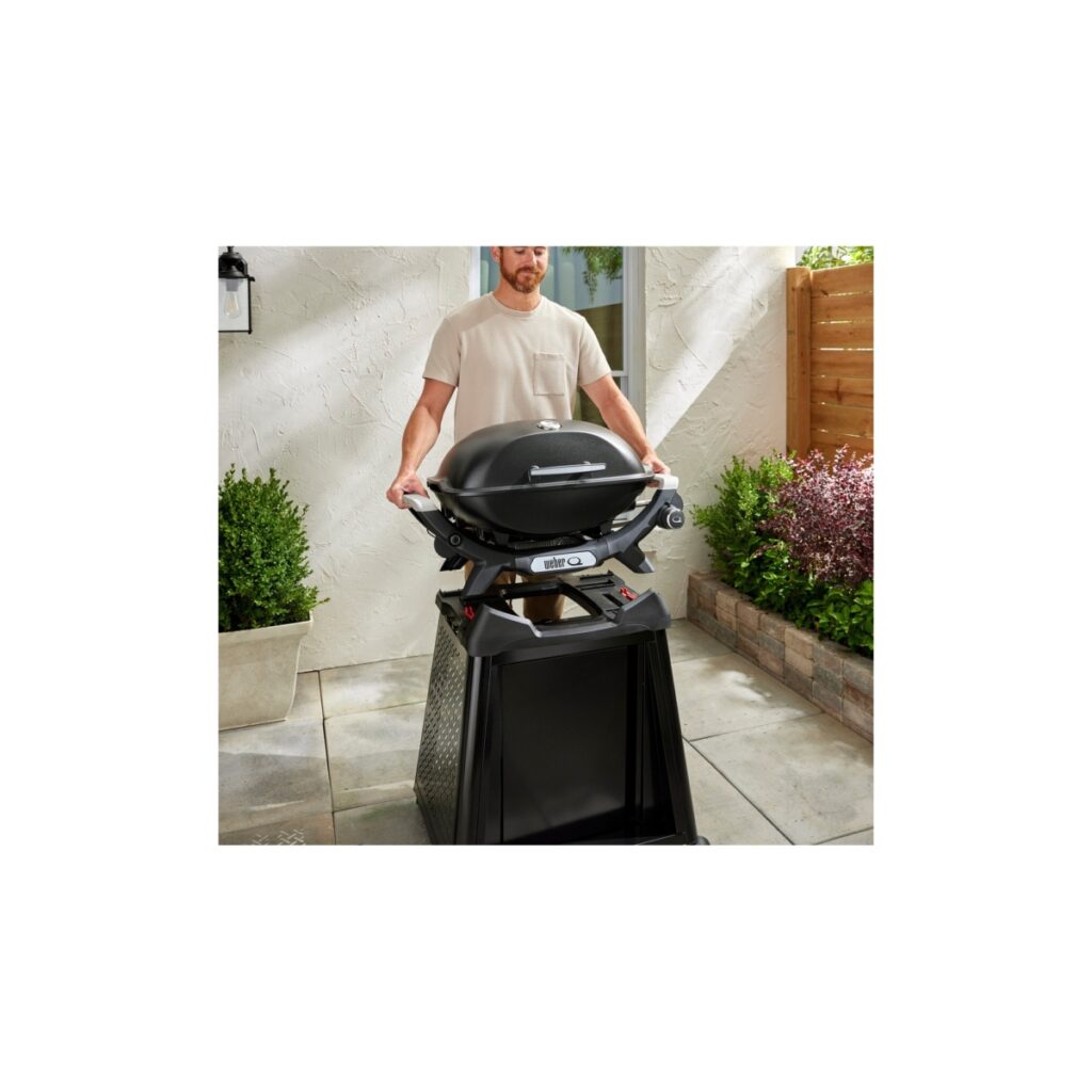 Hombre usando barbacoa Weber en patio.