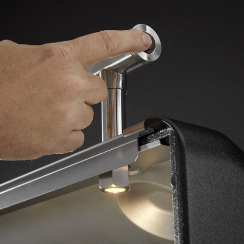 Encender lámpara presionando interruptor metálico