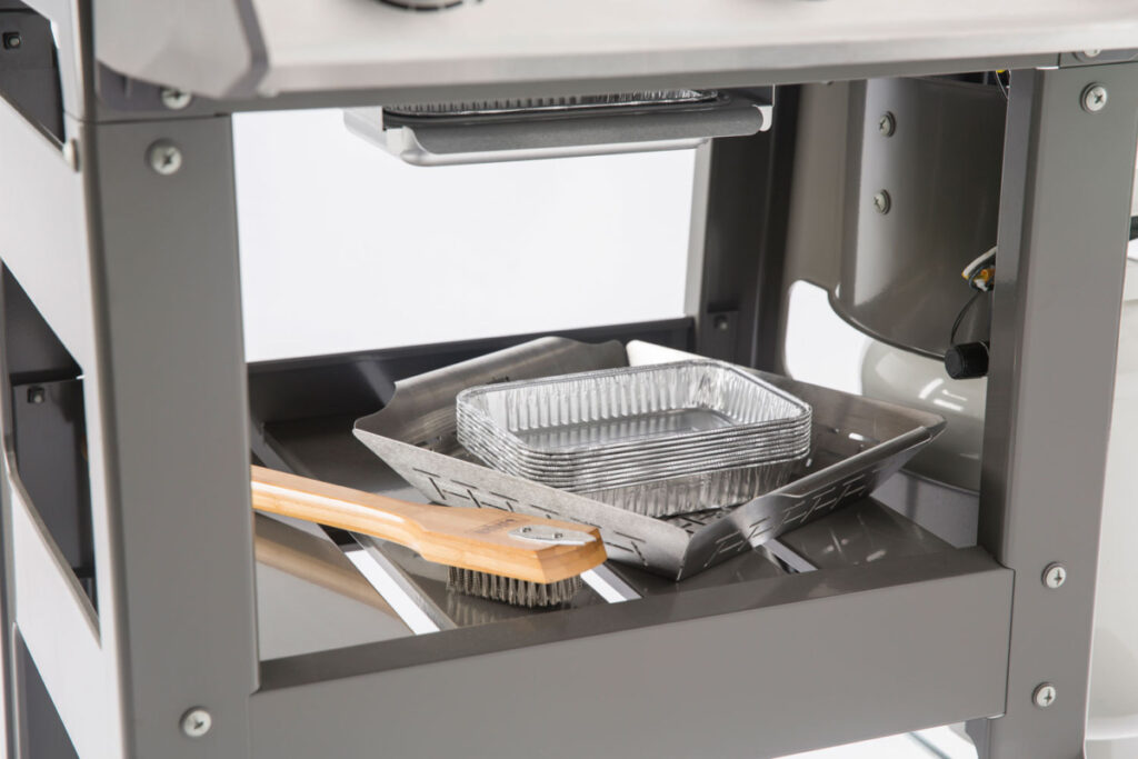 Utensilios de cocina en estante metálico de almacenamiento.