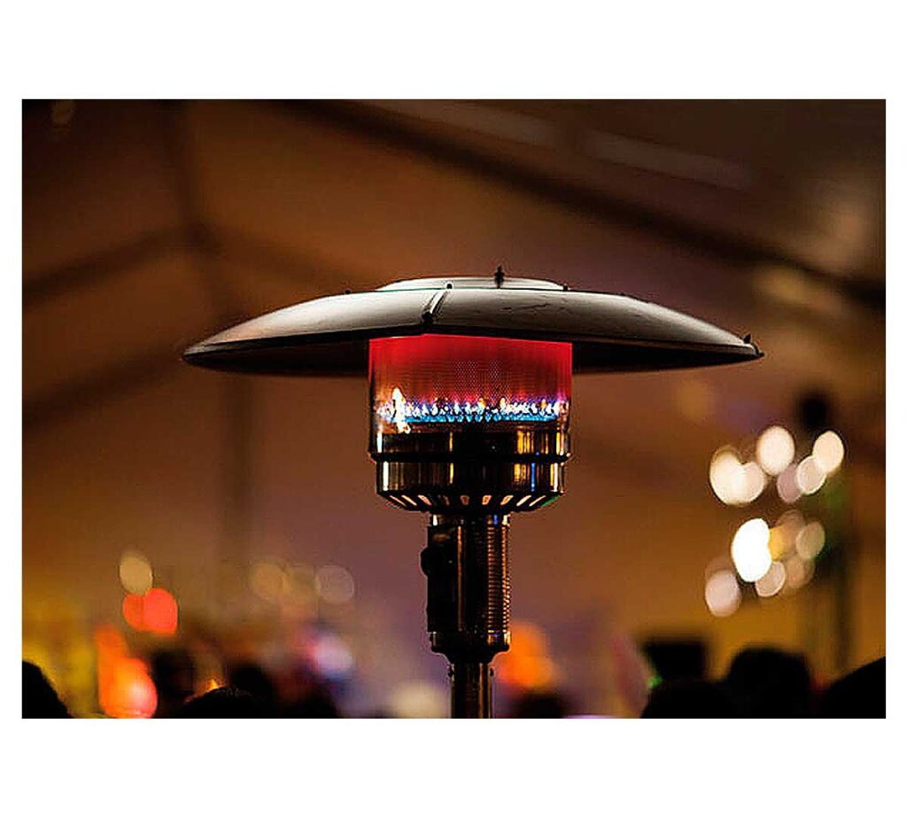 Calefactor exterior de gas iluminado de noche.