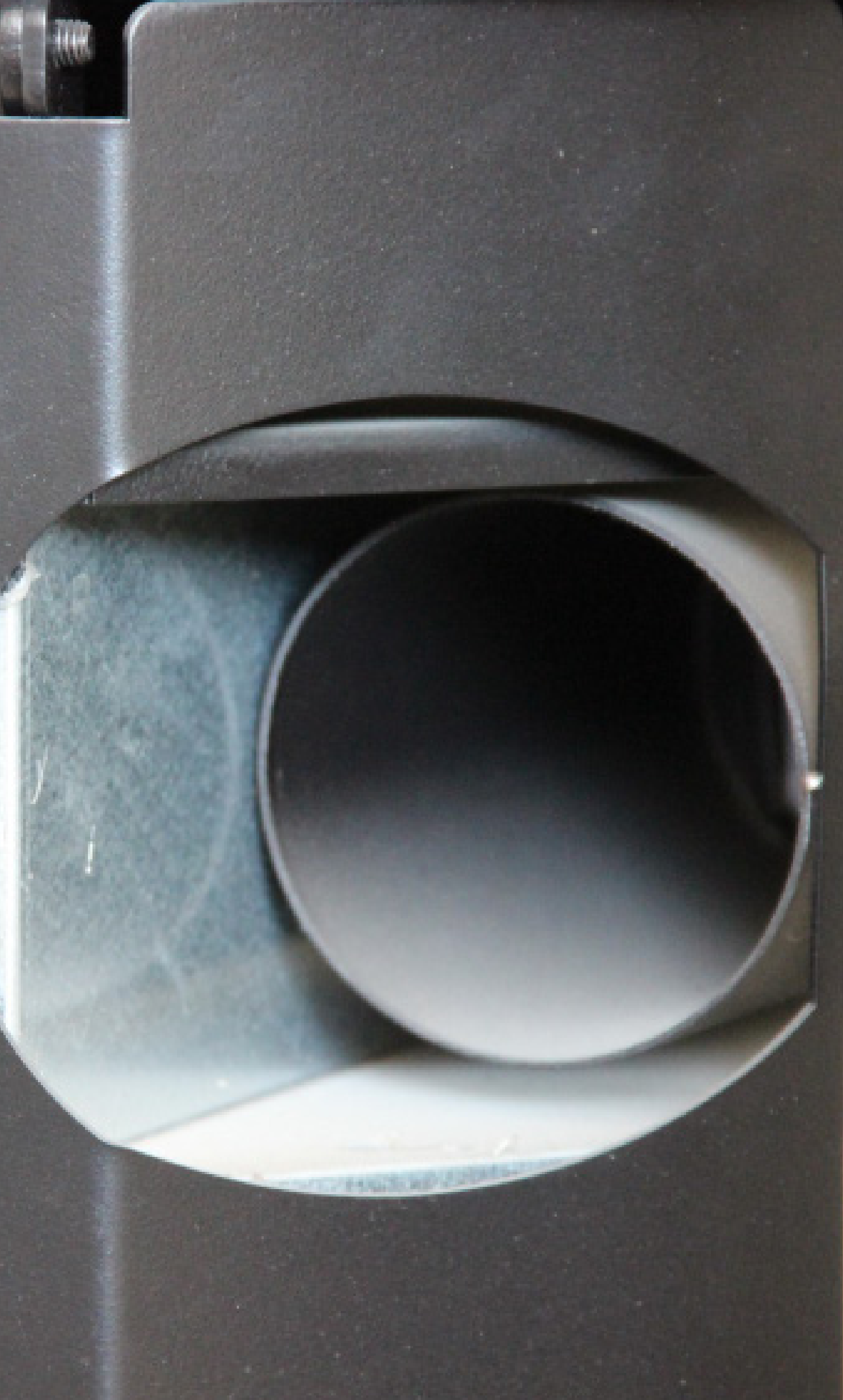 Tubo metálico cilíndrico visto de frente.