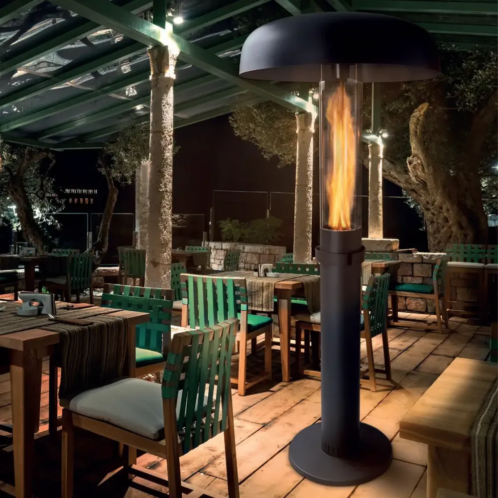 Estufa de exterior encendida en terraza de restaurante.