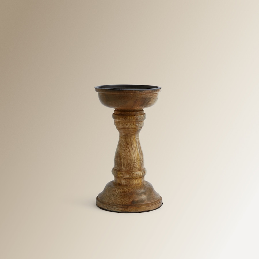 Portavelas de madera marrón en fondo beige.