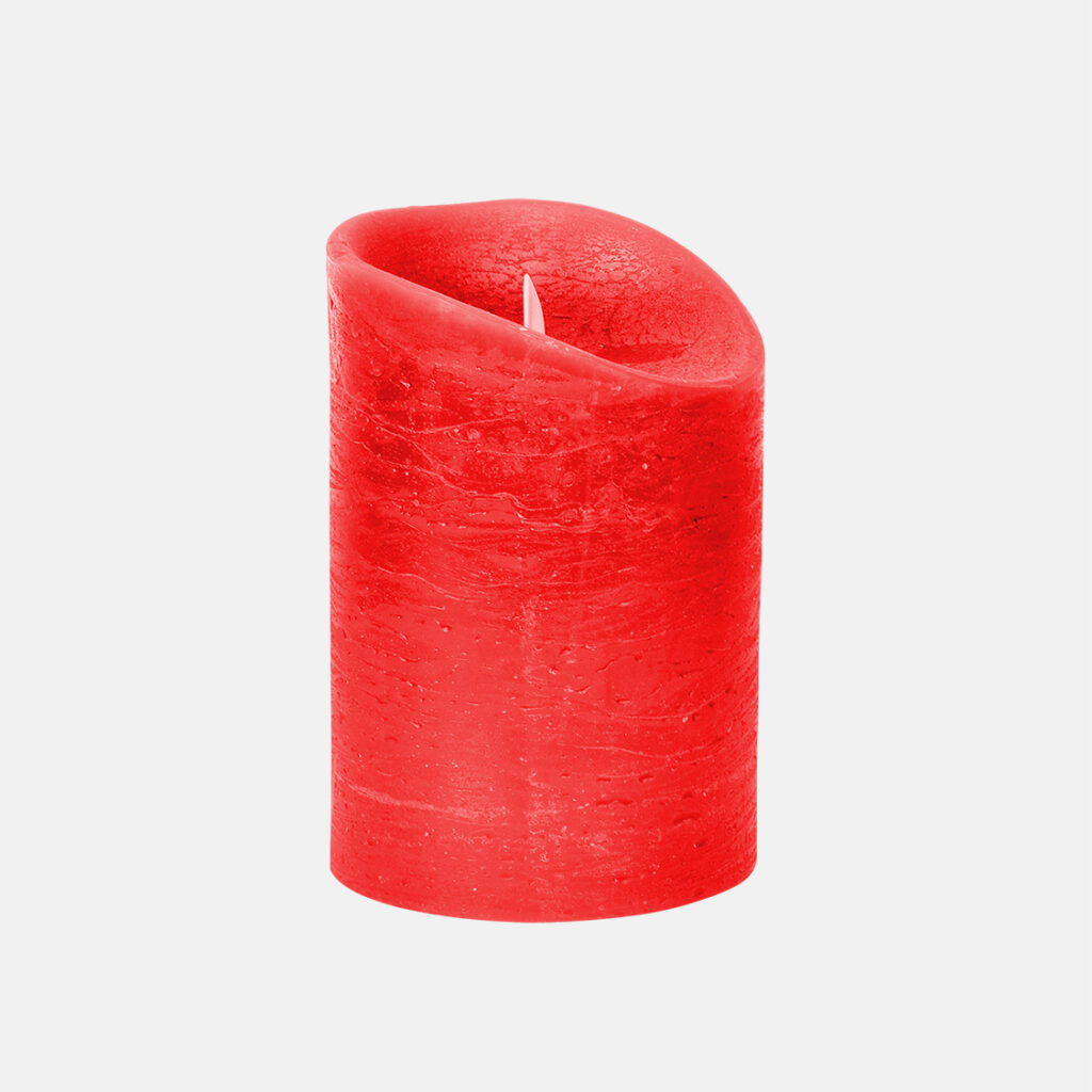 Vela roja encendida sobre fondo blanco