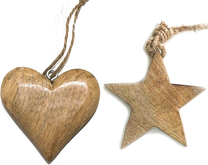 Decoraciones de madera, corazón y estrella con cuerdas.