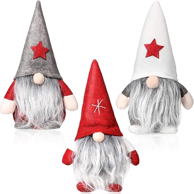 Tres gnomos navideños con gorros rojos y grises.
