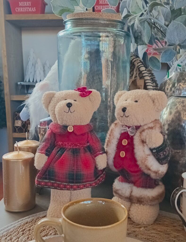 Ositos navideños decorativos con velas y taza.