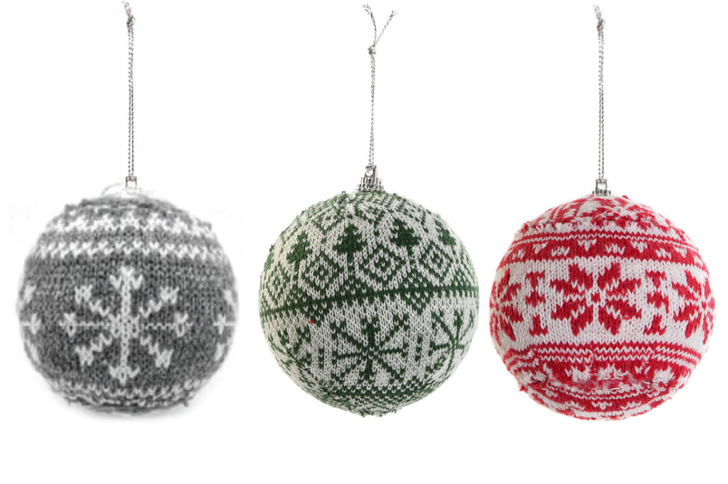 Bolas de Navidad tejidas en blanco, verde y rojo.