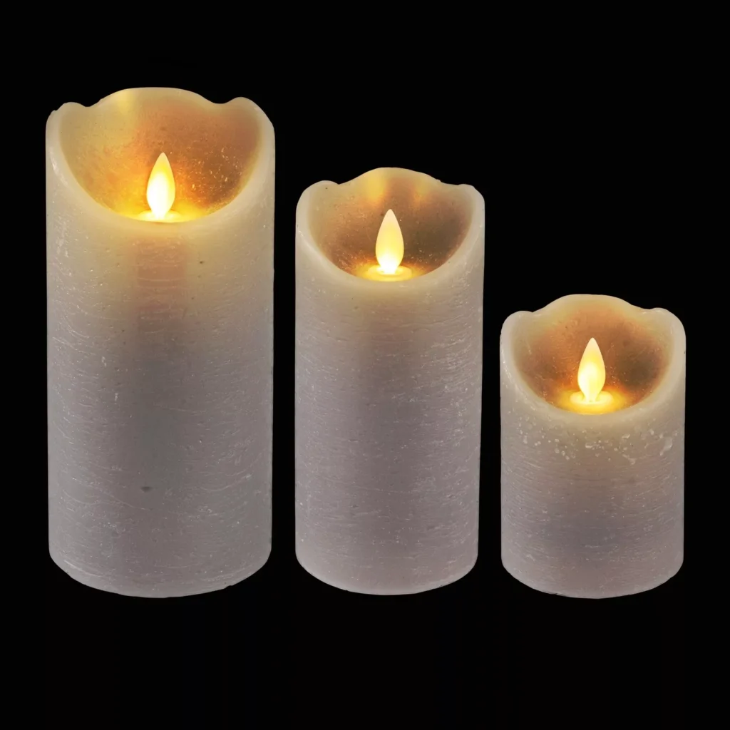 Velas LED con llama encendida, tres tamaños.