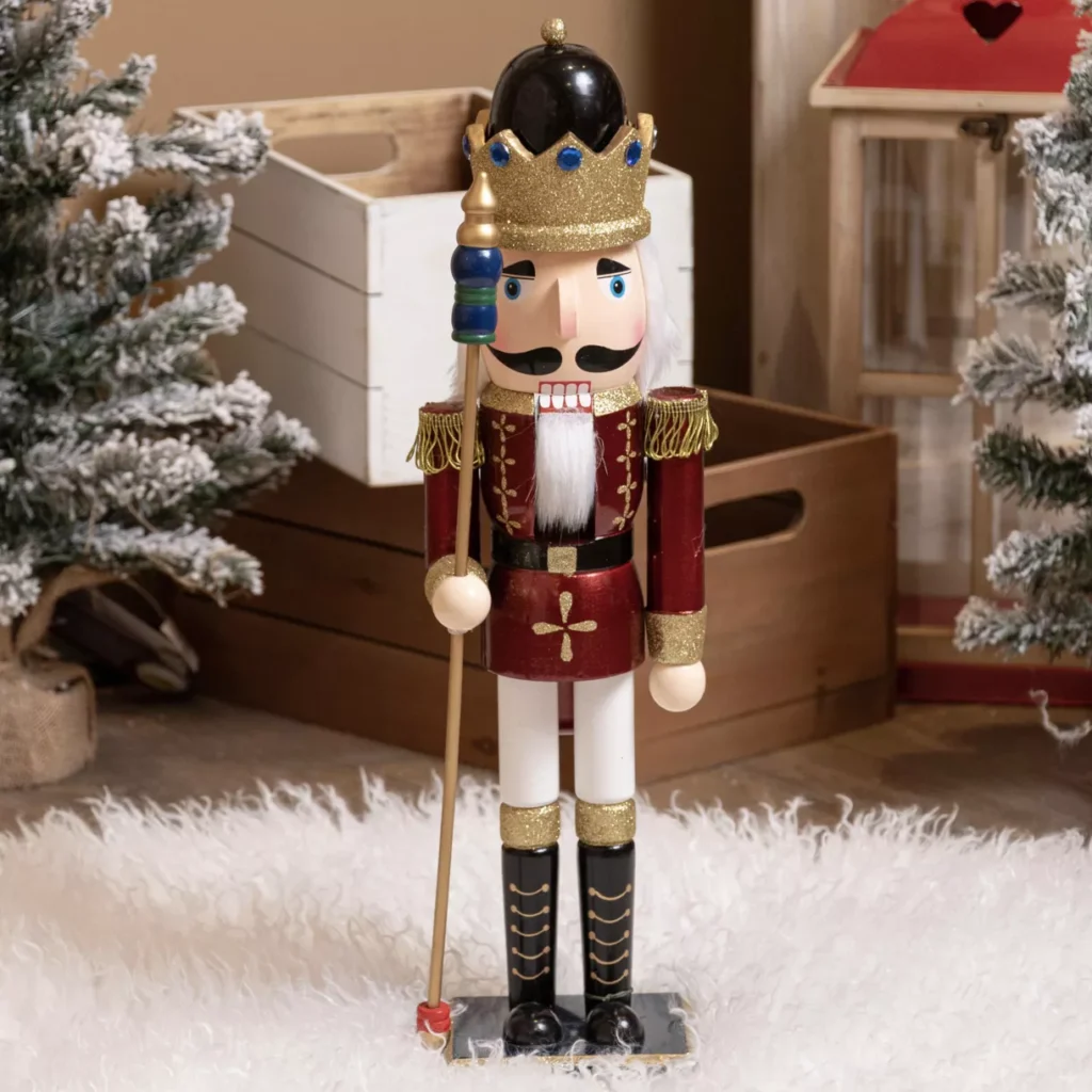 Cascanueces decorativo navideño con traje rojo y dorado.