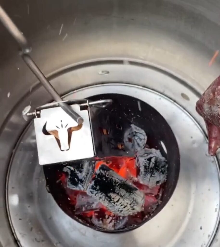 Brasero con carbón encendido para asar carne.