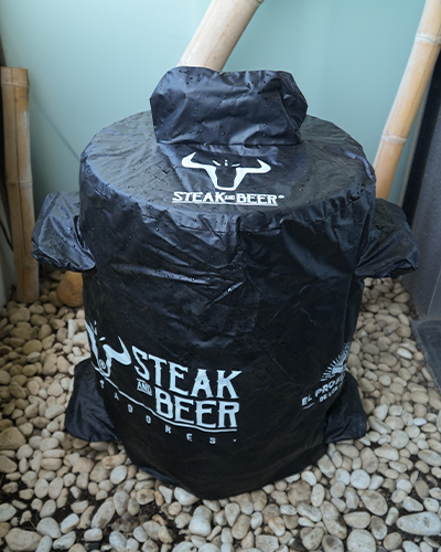 Bolsa impermeable negra con diseño de carne y cerveza.