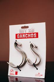 Ganchos metálicos en paquete de seis unidades.