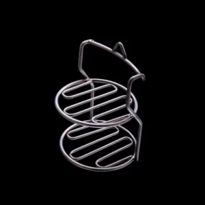 Soporte metálico para botellas en fondo negro