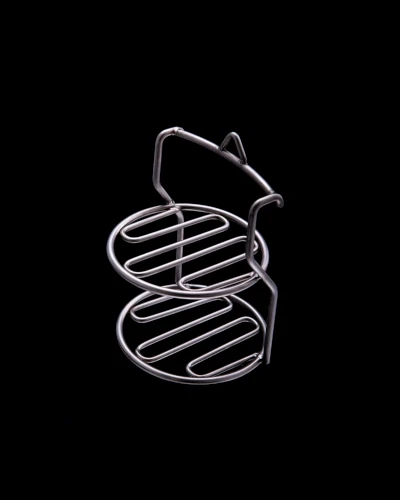 Soporte metálico para botellas en fondo negro