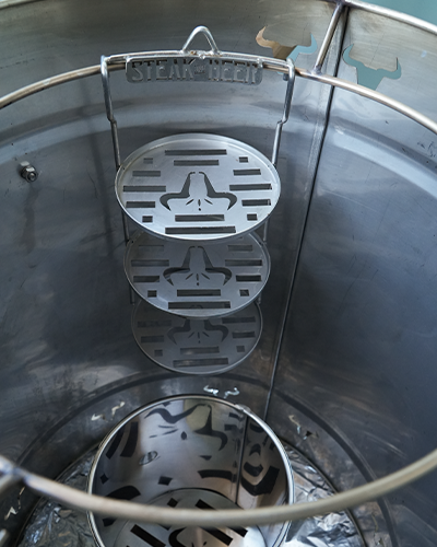 Interior de un asador de acero inoxidable circular.