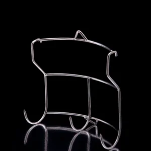 Soporte metálico para exhibición en fondo negro