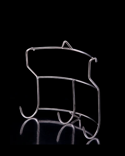 Soporte metálico para exhibición en fondo negro