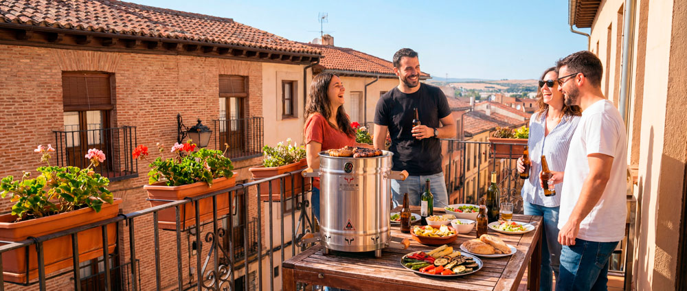 Amigos disfrutando comida y bebidas en balcón soleado